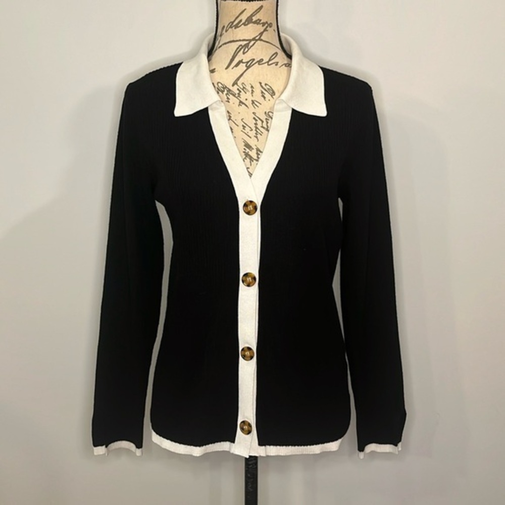 Cable & Gauge ribbed button front sweater with white collar M
